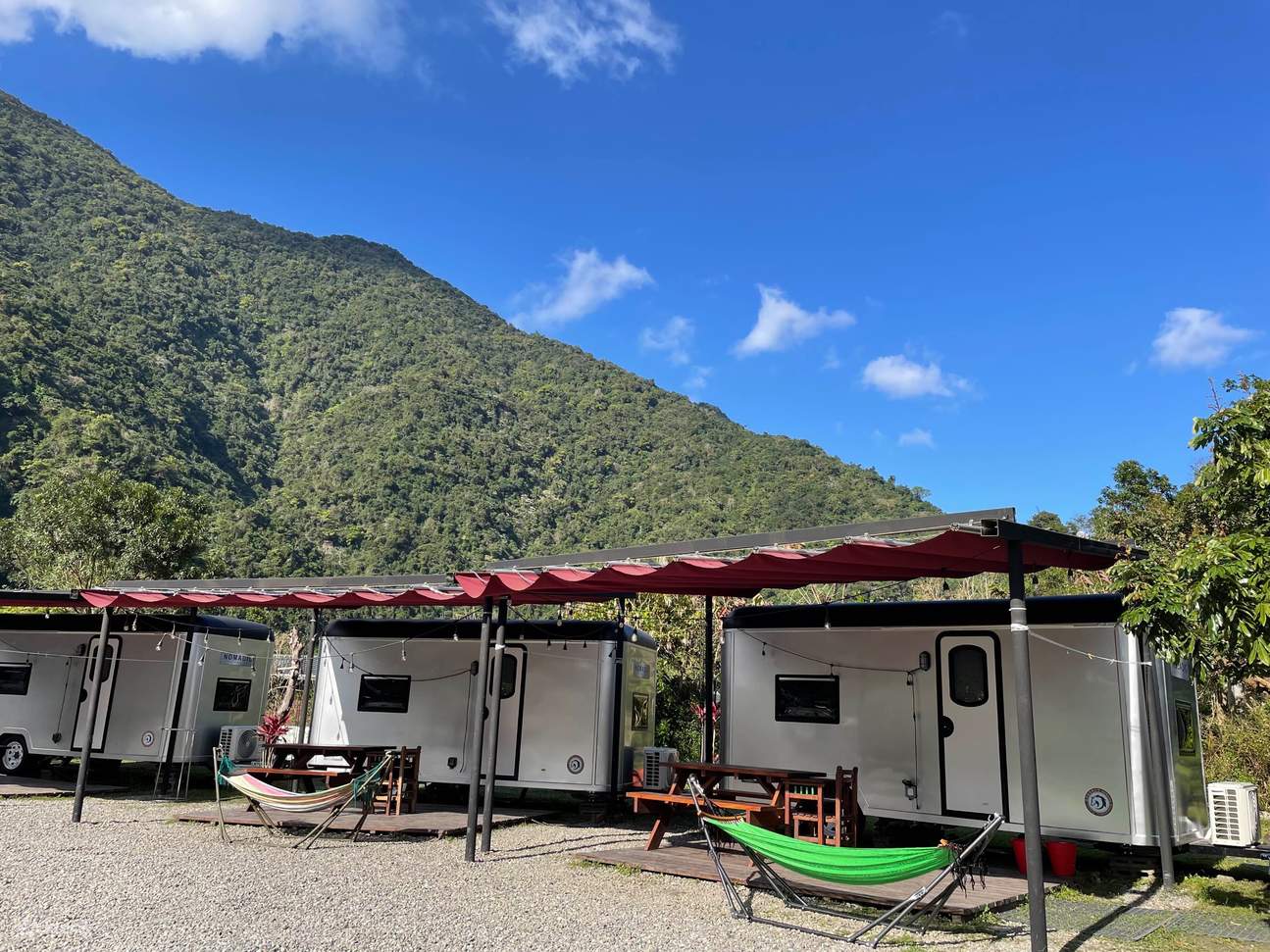 Ngắm cảnh đêm bằng xe cắm trại